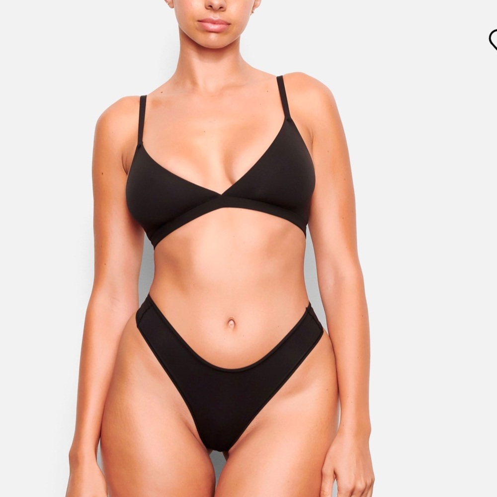 Skims  FITS EVERYBODY
TRIANGLE BRALETTE NWT